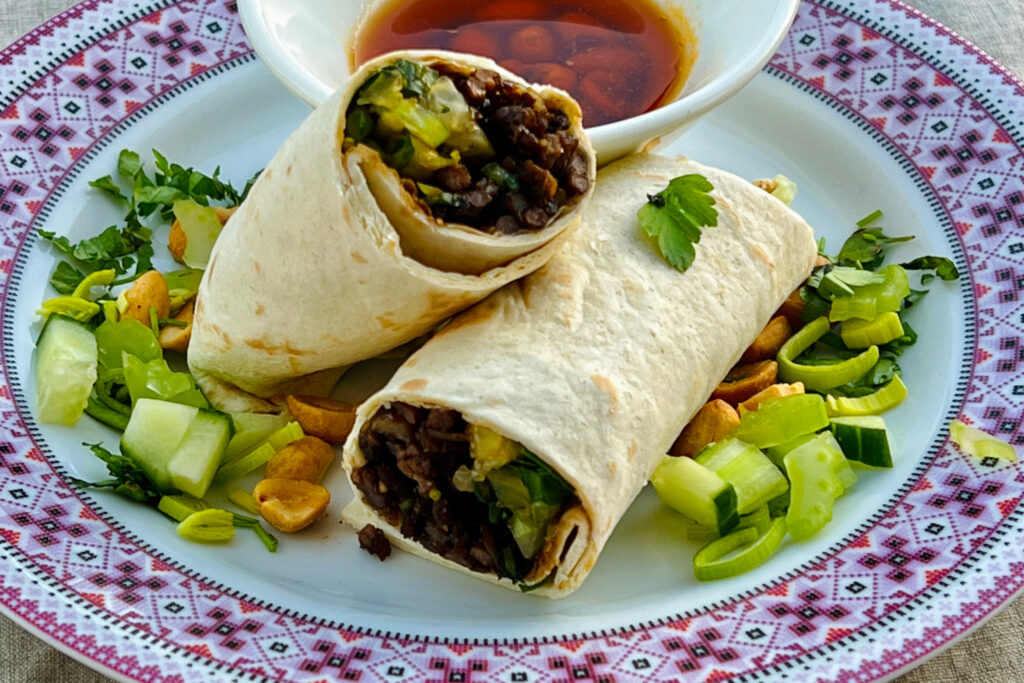 Wrap rolls med kjøttdeig og peanøtt dipp - Singelkokken